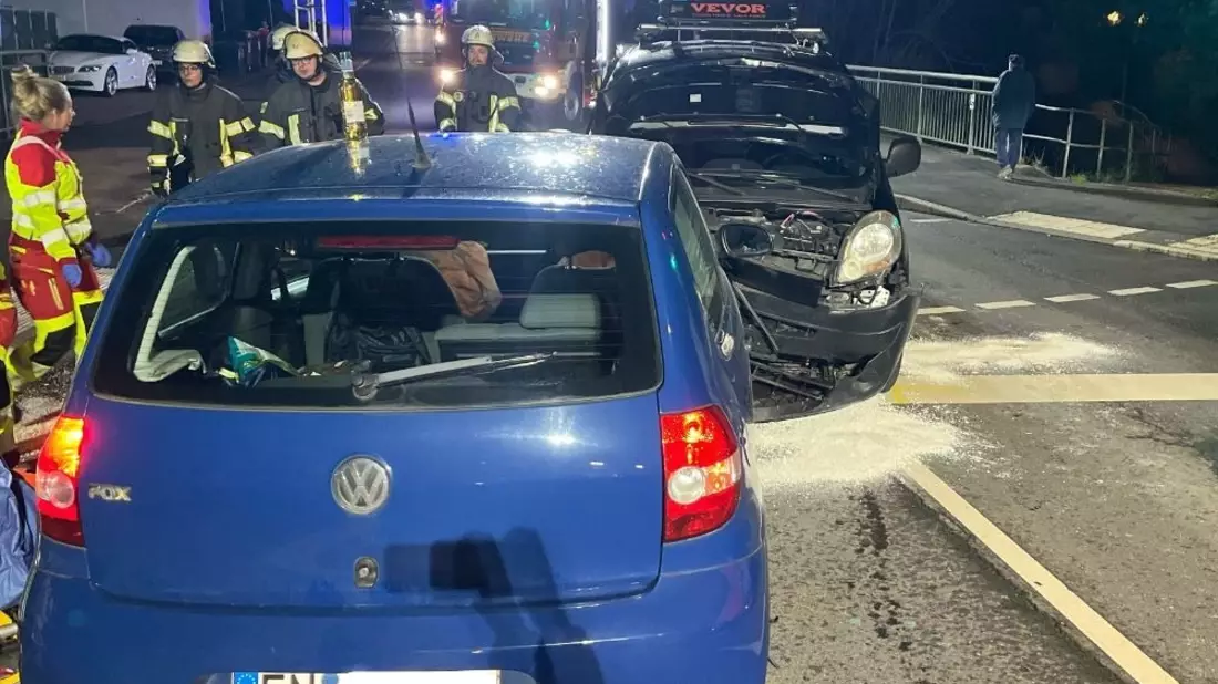 POL-EN: Wetter: Frontalzusammenstoß zwischen zwei Pkw- Zwei Personen verletzt - Bild: presseportal.de