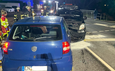 POL-EN: Wetter: Frontalzusammenstoß zwischen zwei Pkw- Zwei Personen verletzt - Foto: presseportal.de POL-EN: Wetter: Frontalzusammenstoß zwischen zwei Pkw- Zwei Personen verletzt - Foto: presseportal.de