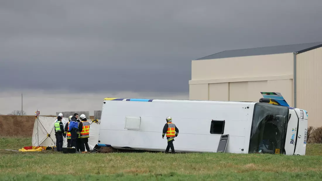 Wie es zu dem Unfall kam, war zunächst unklar. - Bild: Thomas Samson/AFP/dpa