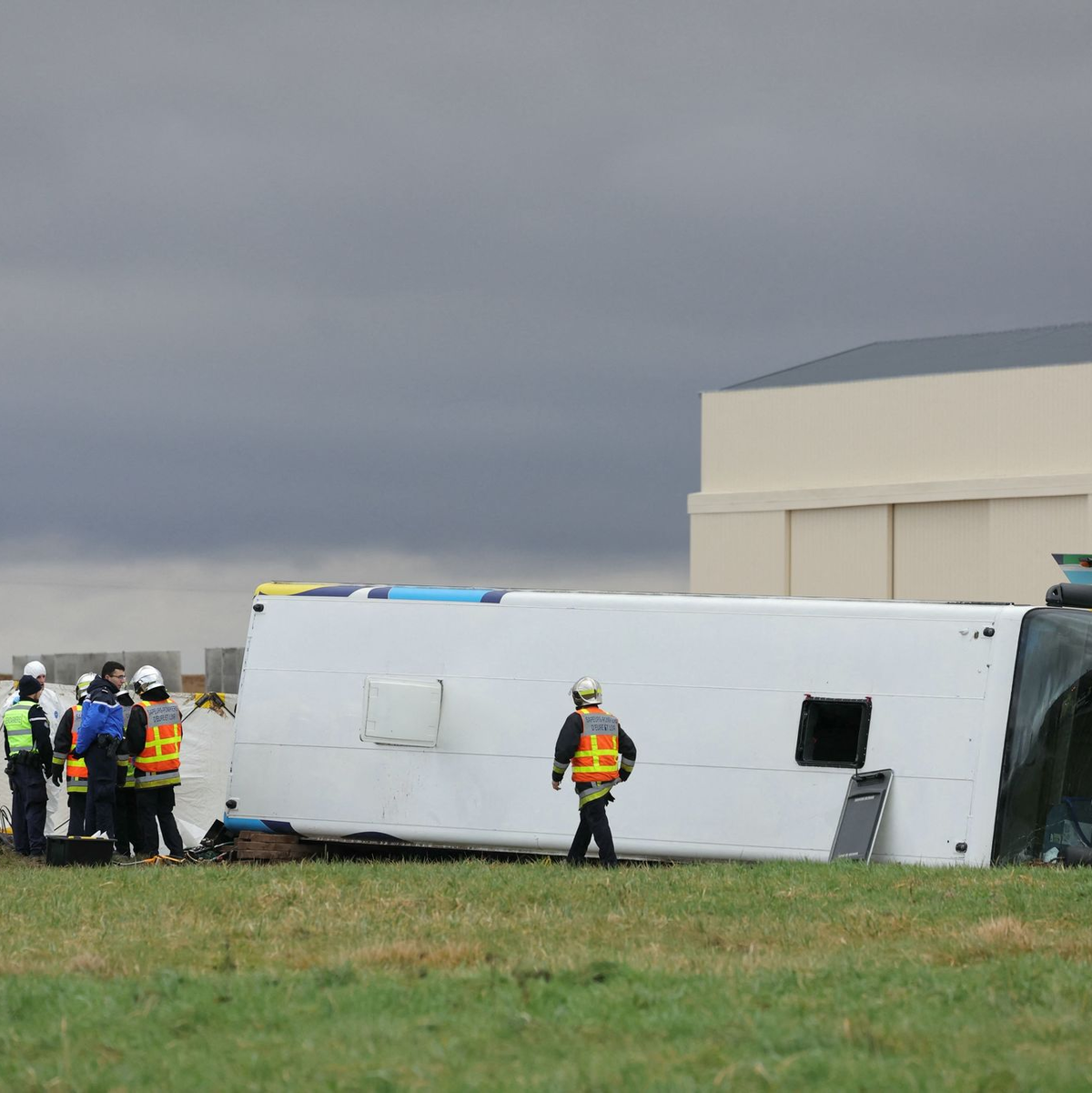 Wie es zu dem Unfall kam, war zunächst unklar. - Foto: Thomas Samson/AFP/dpa