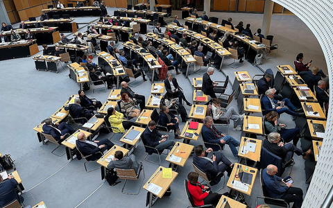 Berliner Abgeordnete wenden AfD-Redner den Rücken zu - Foto: über dts Nachrichtenagentur