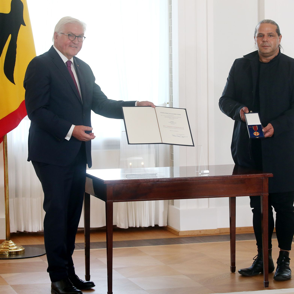Luigi Toscano will das ihm 2021 verliehene Bundesverdienstkreuz zurückgeben. (Foto-Archiv) - Foto: Wolfgang Kumm/dpa