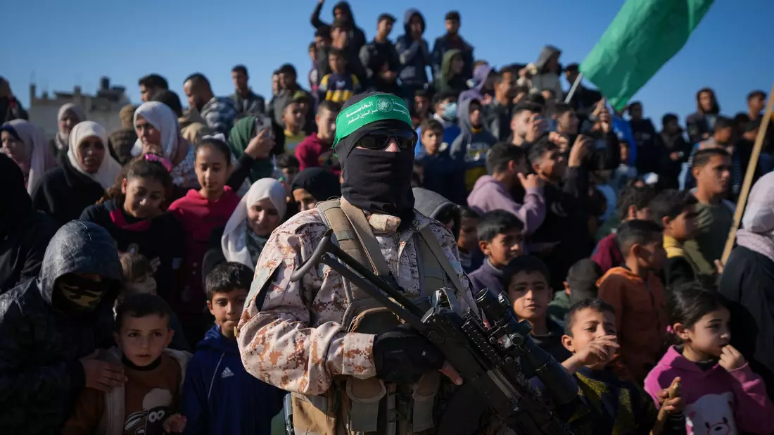 Menschenmenge begrüßt bewaffnete Mitglieder der Terrororganisationen Hamas und Islamischer Dschihad.  - Bild: Abdel Kareem Hana/AP/dpa