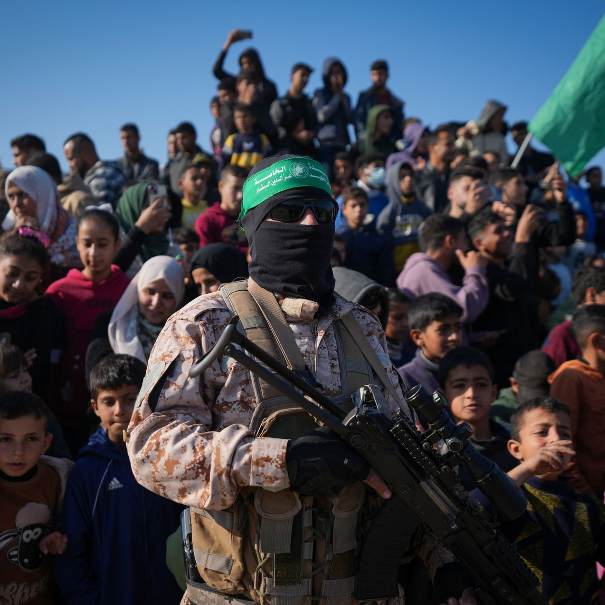 Menschenmenge begrüßt bewaffnete Mitglieder der Terrororganisationen Hamas und Islamischer Dschihad.  - Foto: Abdel Kareem Hana/AP/dpa