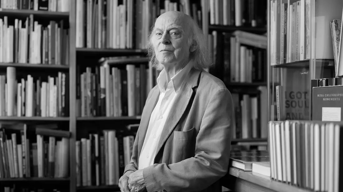 Der durch Tiktok und Instagram bekannte Antiquar und Literaturkenner Klaus Willbrand ist im Alter von 83 Jahren gestorben (Archivbild). - Bild: Rolf Vennenbernd/dpa