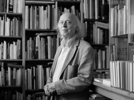 Der durch Tiktok und Instagram bekannte Antiquar und Literaturkenner Klaus Willbrand ist im Alter von 83 Jahren gestorben (Archivbild). - Foto: Rolf Vennenbernd/dpa