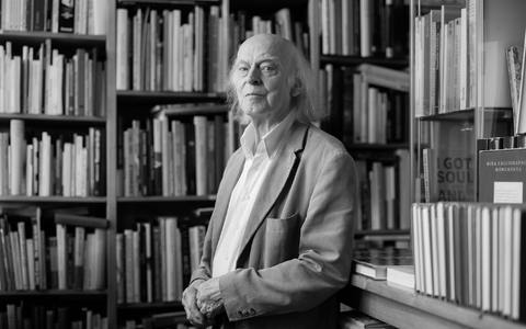 Der durch Tiktok und Instagram bekannte Antiquar und Literaturkenner Klaus Willbrand ist im Alter von 83 Jahren gestorben (Archivbild). - Foto: Rolf Vennenbernd/dpa