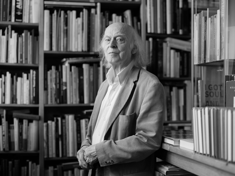 Der durch Tiktok und Instagram bekannte Antiquar und Literaturkenner Klaus Willbrand ist im Alter von 83 Jahren gestorben (Archivbild). - Foto: Rolf Vennenbernd/dpa