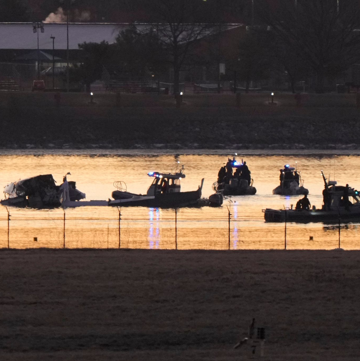 Einsatzkräfte suchen nach den Opfern.  - Foto: Mark Schiefelbein/AP/dpa
