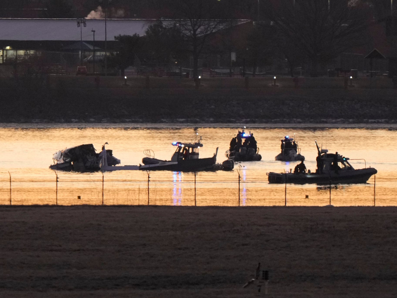 Nach Angaben von US-Verkehrsminister Sean Duffy gab es vor dem Flugzeugabsturz in Washington keine Abweichung von Standardprozedere im Flugverkehr rund um den Airport.  - Foto: Mark Schiefelbein/AP/dpa
