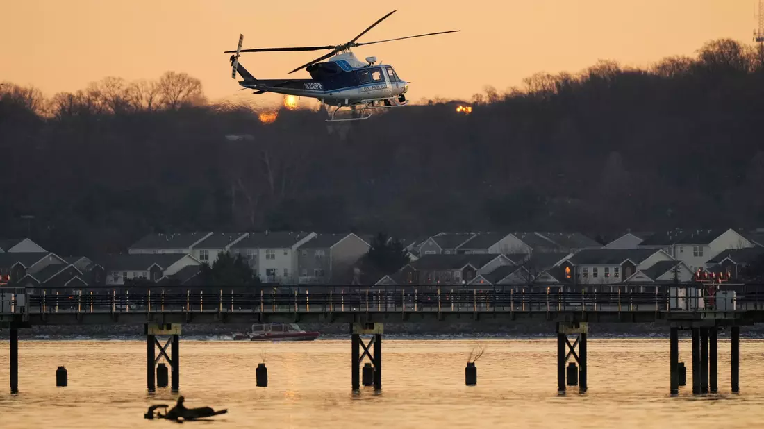 Am Morgen nach dem Absturz suchen Helfer nach Überlebenden und Toten in Washington. - Bild: Carolyn Kaster/AP/dpa