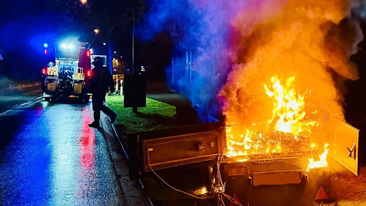 FW Neukirchen-Vluyn: Brennender Blitzeranhänger in Neukirchen-Vluyn - Foto: presseportal.de