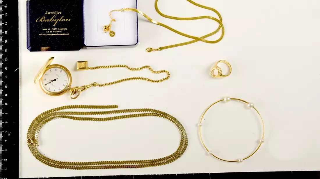POL-LG: ++ Über Terrassentür in Einfamilienhaus - Schmuck entwendet ++ Schmuck und Armbanduhren sichergestellt ++ Transporter aufgebrochen - Werkzeuge entwendet ++ Brand eines Einfamilienhauses ++ - Bild: presseportal.de