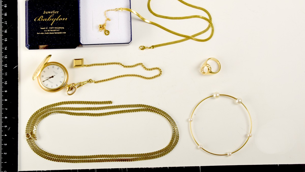 POL-LG: ++ Über Terrassentür in Einfamilienhaus - Schmuck entwendet ++ Schmuck und Armbanduhren sichergestellt ++ Transporter aufgebrochen - Werkzeuge entwendet ++ Brand eines Einfamilienhauses ++ - Foto: presseportal.de