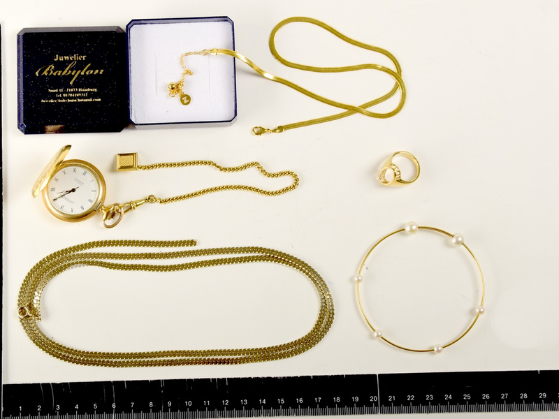 POL-LG: ++ Über Terrassentür in Einfamilienhaus - Schmuck entwendet ++ Schmuck und Armbanduhren sichergestellt ++ Transporter aufgebrochen - Werkzeuge entwendet ++ Brand eines Einfamilienhauses ++ - Foto: presseportal.de