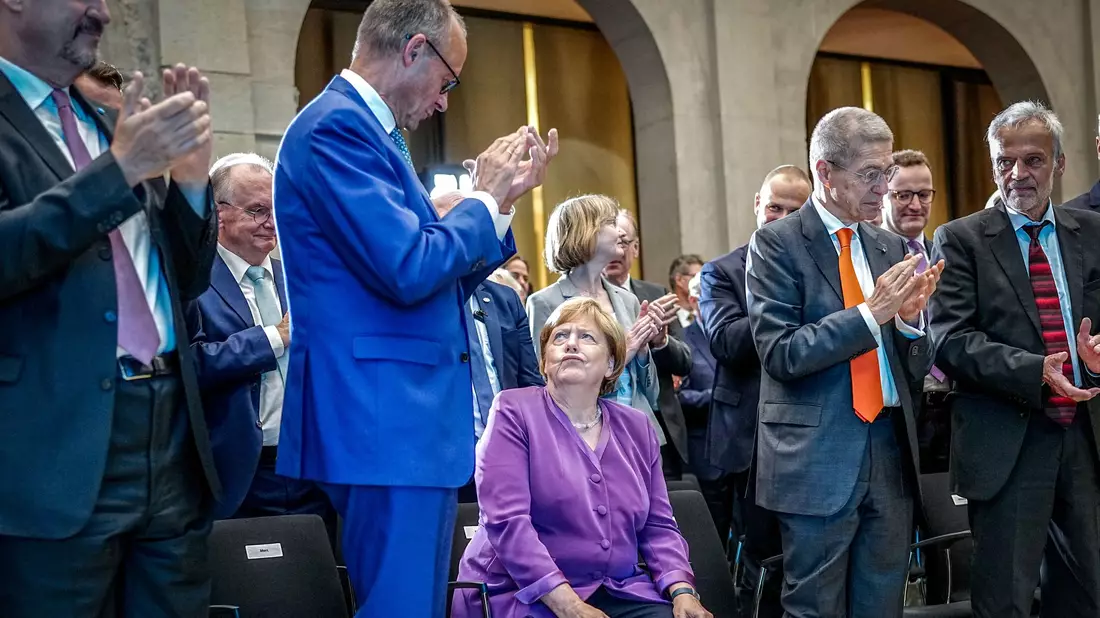 Das Verhältnis von Merkel und Merz gilt als belastet. (Archivbild) - Bild: Kay Nietfeld/dpa