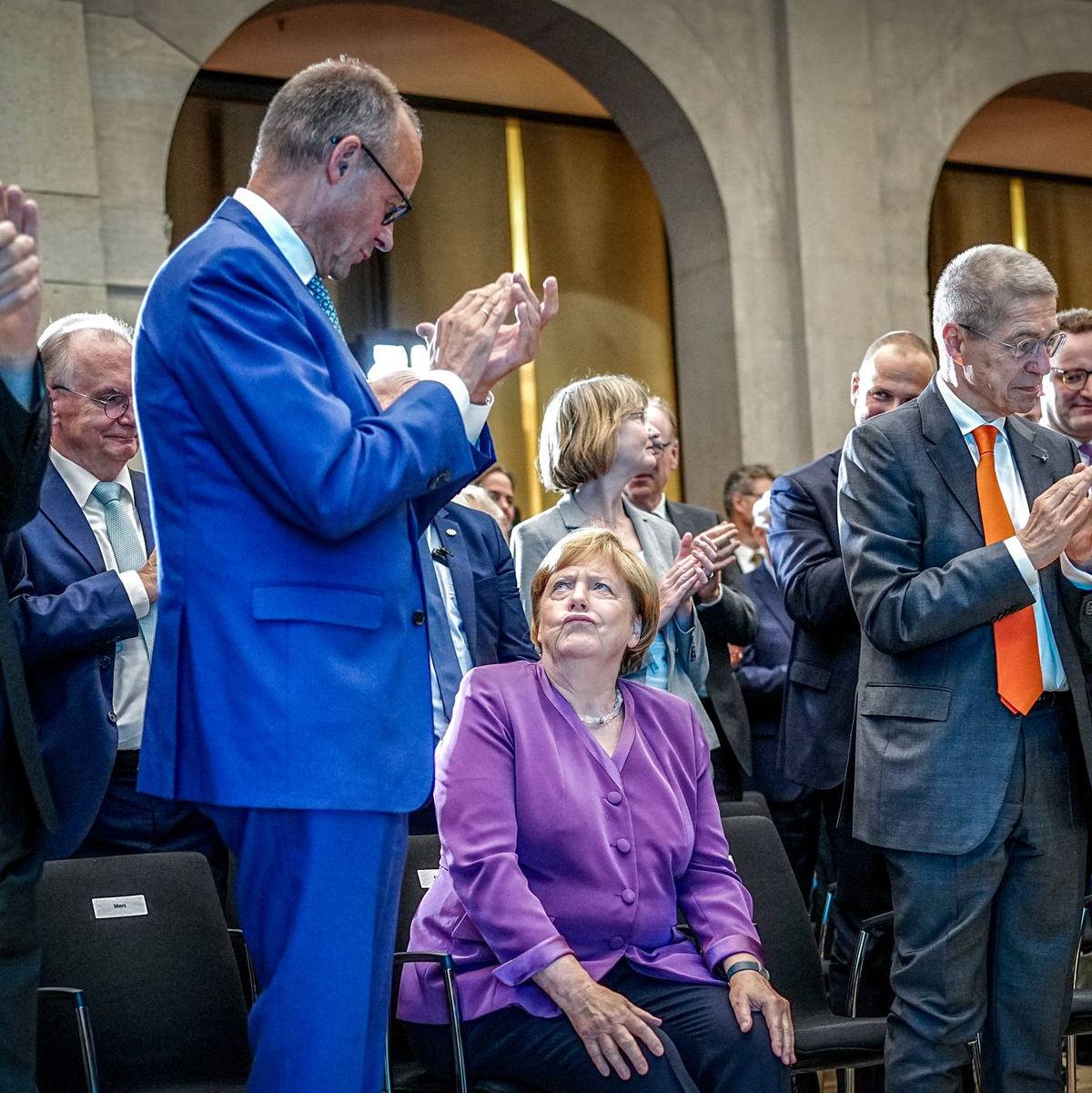 Das Verhältnis von Merkel und Merz gilt als belastet. (Archivbild) - Foto: Kay Nietfeld/dpa