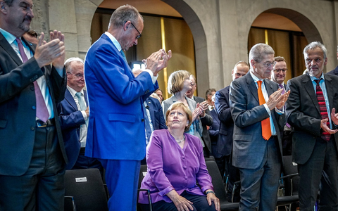 Das Verhältnis von Merkel und Merz gilt als belastet. (Archivbild) - Foto: Kay Nietfeld/dpa
