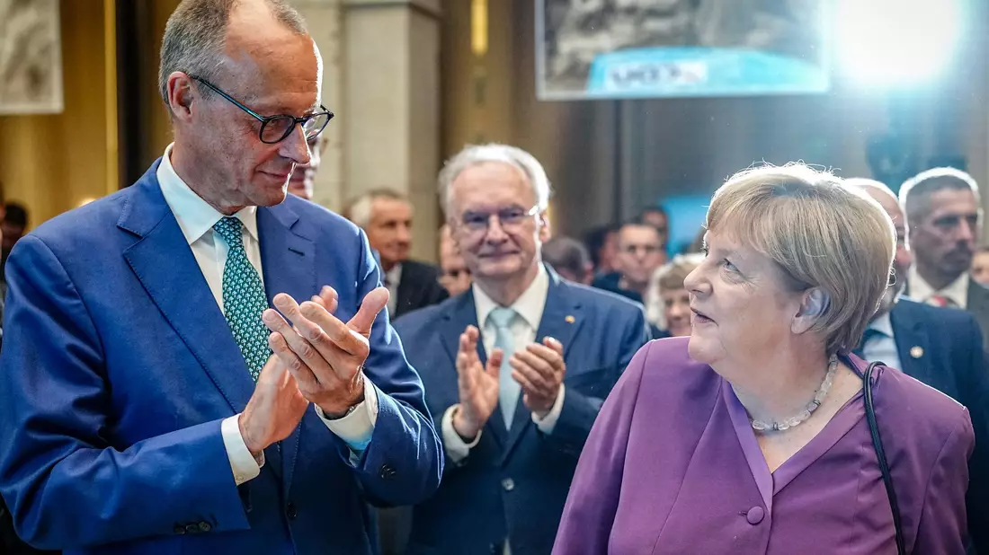 Ex-Kanzlerin Merkel distanziert sich mitten im Wahlkampf von Merz. (Archivbild) - Bild: Kay Nietfeld/dpa