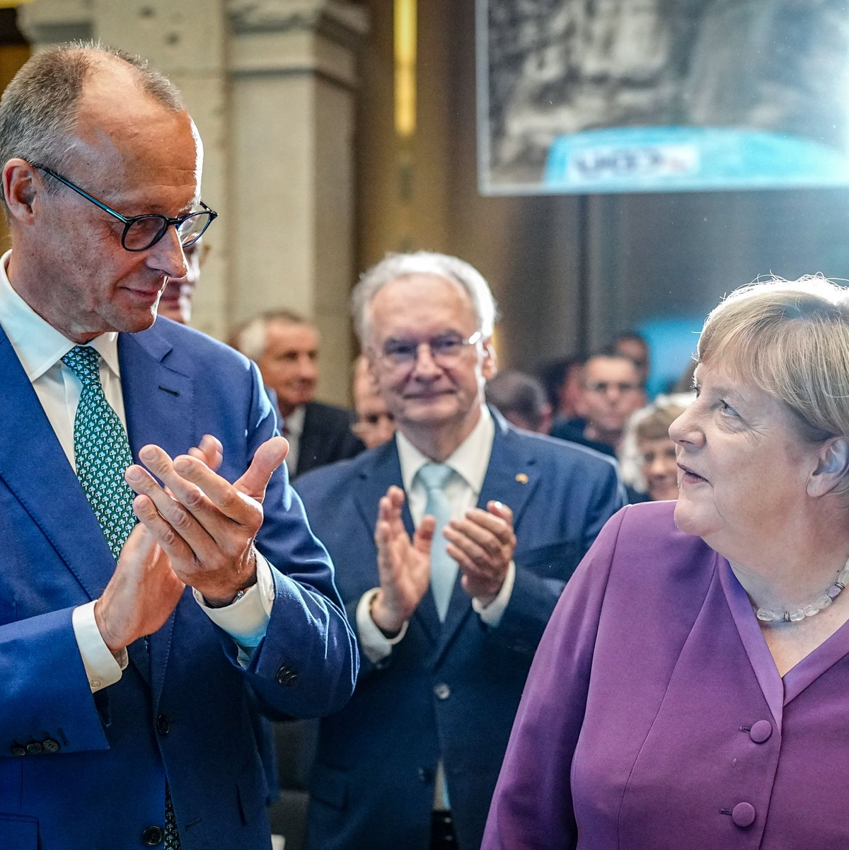 Ex-Kanzlerin Merkel distanziert sich mitten im Wahlkampf von Merz. (Archivbild) - Foto: Kay Nietfeld/dpa