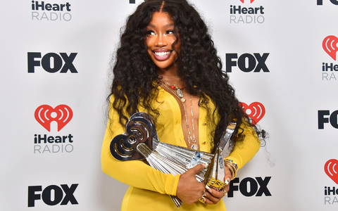 Die US-Sängerin SZA posierte mit dem Trikot des Heinsberger Gartenbauers. (Archivbild) - Foto: Jordan Strauss/Invision via AP/dpa