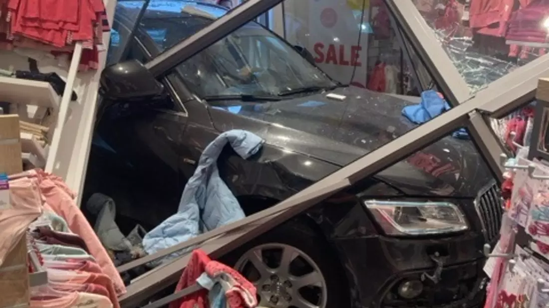 POL-CUX: Verkehrsunfall in Beverstedt - Seniorin verwechselt offenbar Gas und Bremse und fährt in Ladenzeile - glücklicherweise keine Verletzten (Fotos im Anhang) - Bild: presseportal.de
