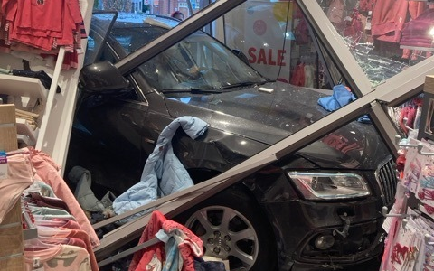 POL-CUX: Verkehrsunfall in Beverstedt - Seniorin verwechselt offenbar Gas und Bremse und fährt in Ladenzeile - glücklicherweise keine Verletzten (Fotos im Anhang) - Foto: presseportal.de