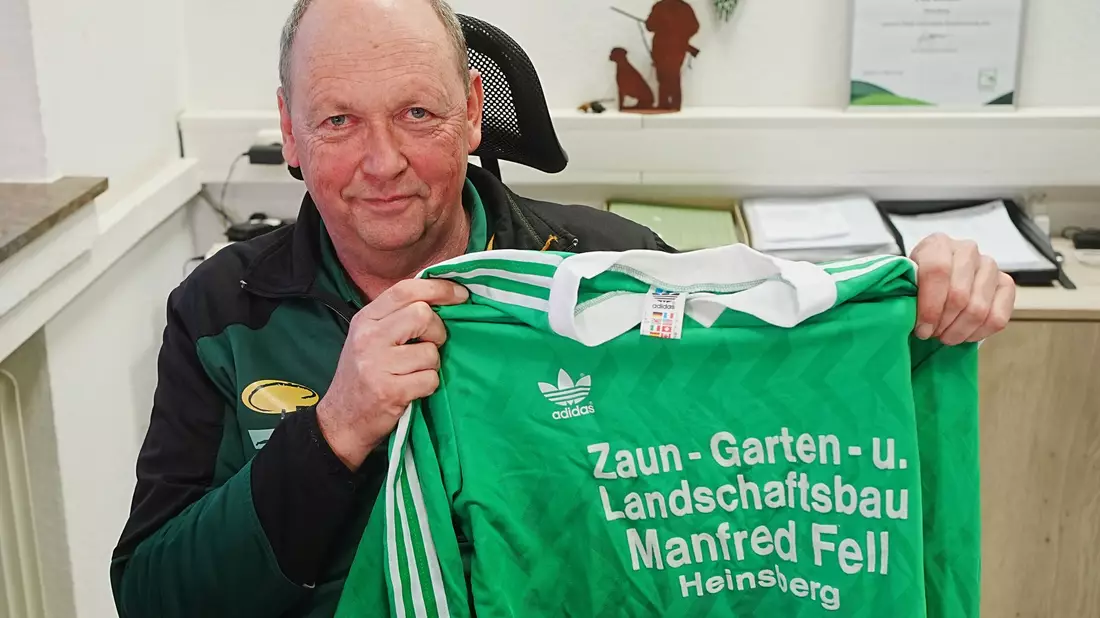 Der Heinsberger Firmenchef Manfred Fell und das berühmte Trikot. - Bild: Thomas Frey/dpa