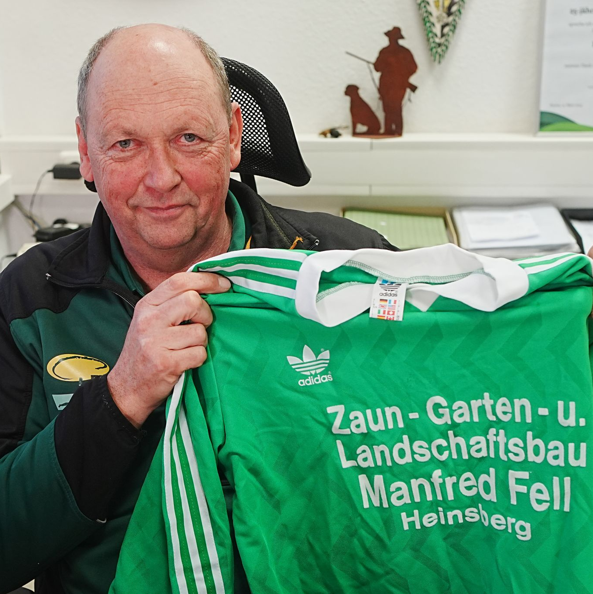 Der Heinsberger Firmenchef Manfred Fell und das berühmte Trikot. - Foto: Thomas Frey/dpa