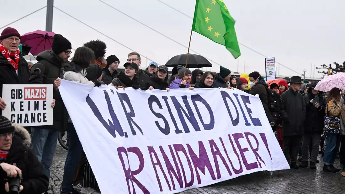 Demonstranten in Düsseldorf protestieren gegen die Abstimmung der Union mit der AfD. - Bild: Roberto Pfeil/dpa