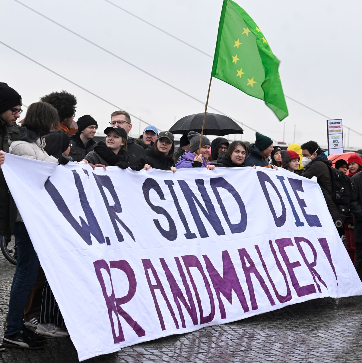 Demonstranten in Düsseldorf protestieren gegen die Abstimmung der Union mit der AfD. - Foto: Roberto Pfeil/dpa