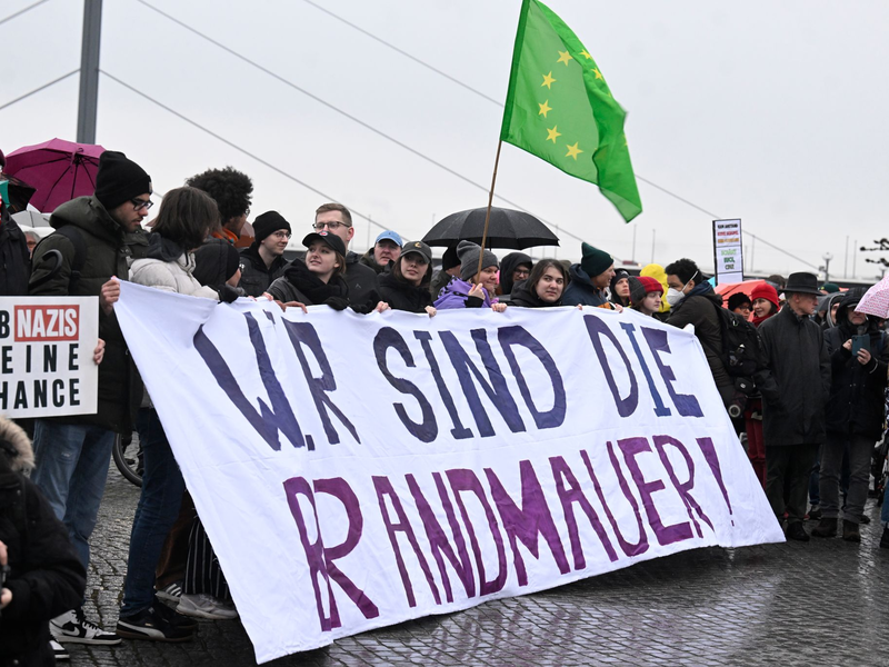 Demonstranten in Düsseldorf protestieren gegen die Abstimmung der Union mit der AfD. - Foto: Roberto Pfeil/dpa