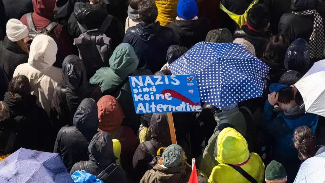 Auch in Hannover gehen Menschen auf die Straße. - Bild: Michael Matthey/dpa