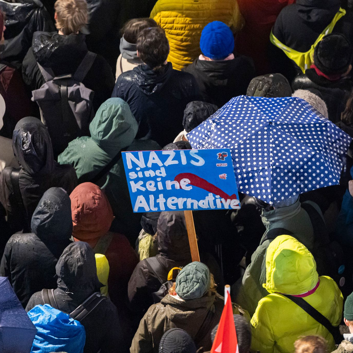 Auch in Hannover gehen Menschen auf die Straße. - Foto: Michael Matthey/dpa