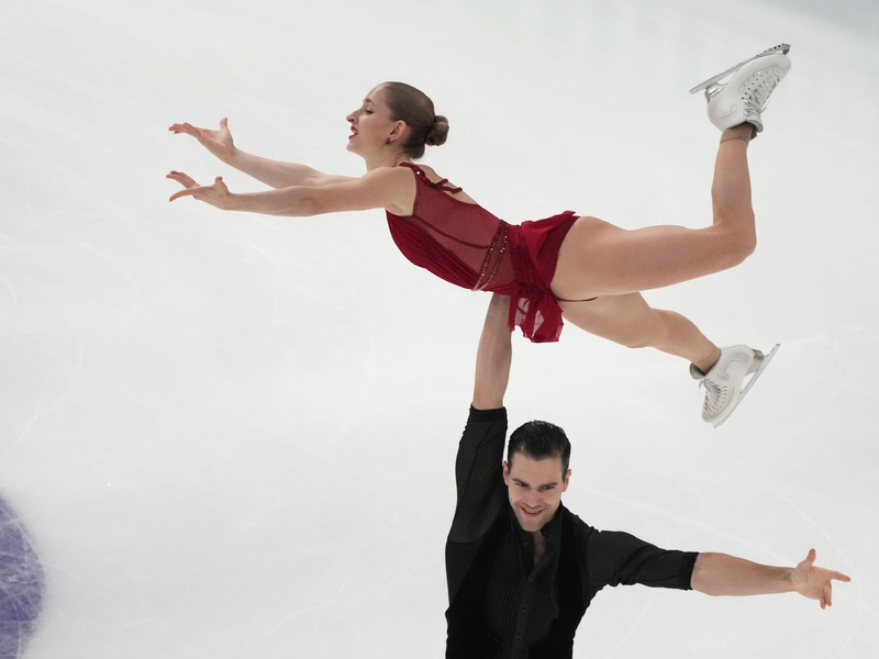 Nikita Wolodin (l) und Minerva Hase hielten dem Favoritendruck stand. - Foto: Sergei Grits/AP/dpa