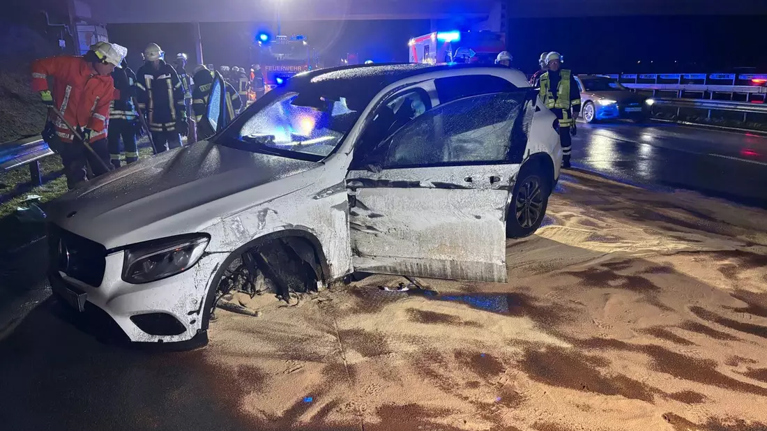 FW-ROW: Mercedes verunfallt auf Autobahn 1 - Bild: presseportal.de