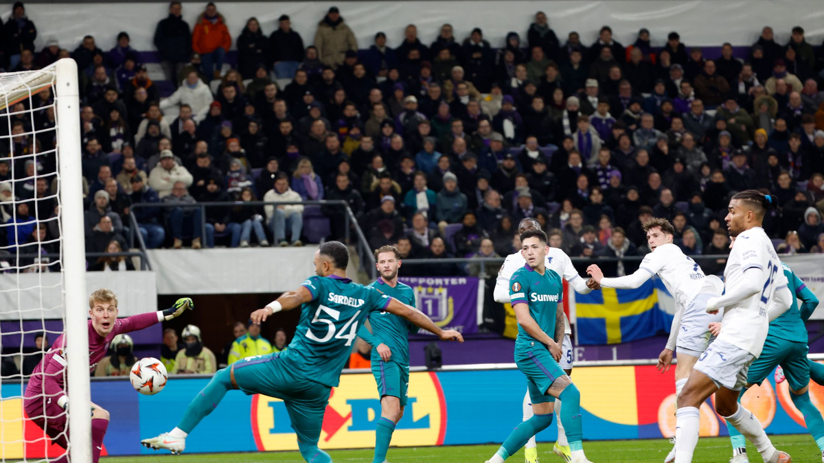 Anderlecht und Torschütze Luis Vazquez jubeln - Foto: Geert Vanden Wijngaert/AP/dpa