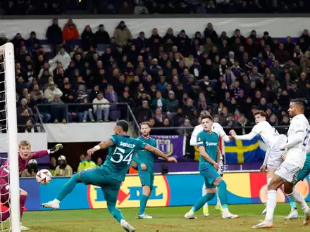 Anderlecht und Torschütze Luis Vazquez jubeln - Foto: Geert Vanden Wijngaert/AP/dpa
