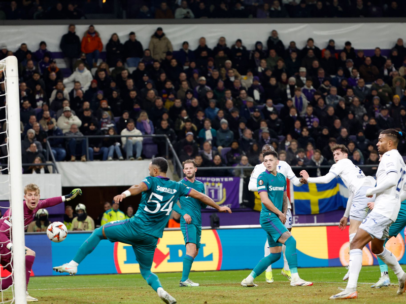 Anderlecht und Torschütze Luis Vazquez jubeln - Foto: Geert Vanden Wijngaert/AP/dpa