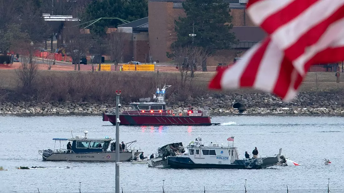 Nach dem Flugzeugunglück in Washington läuft die Bergung von Todesopfern und die Suche nach der Ursache für den Absturz. - Bild: Jose Luis Magana/AP/dpa