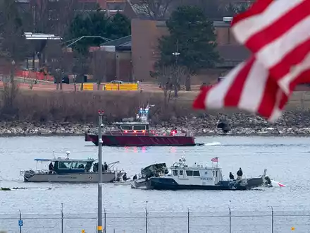 Nach dem Flugzeugunglück in Washington gehen Ermittler der Behörde NTSB widersprüchlichen Angaben zur Flughöhe der beteiligten Maschinen nach. - Foto: Jose Luis Magana/AP/dpa