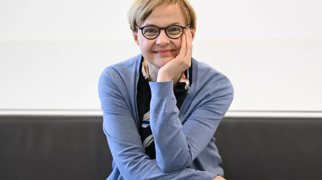 «Wenn jemand akut suizidal ist, ist das Erste, was man tun muss, Zeit zu gewinnen.» - Ute Lewitzka, Deutschlands erste Professorin für Suizidologie und Suizidprävention wurde zum 1. November 2024 an die Frankfurter Goethe-Universität berufen. - Bild: Arne Dedert/dpa