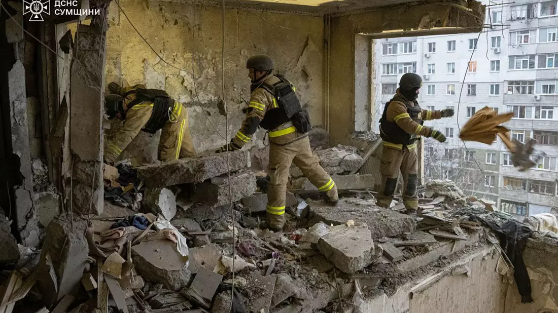 Nach dem russischen Drohnentreffer in Sumy werden mindestens neuen Tote gezählt.  - Bild: Uncredited/Ukrainian Emergency Service/AP/dpa