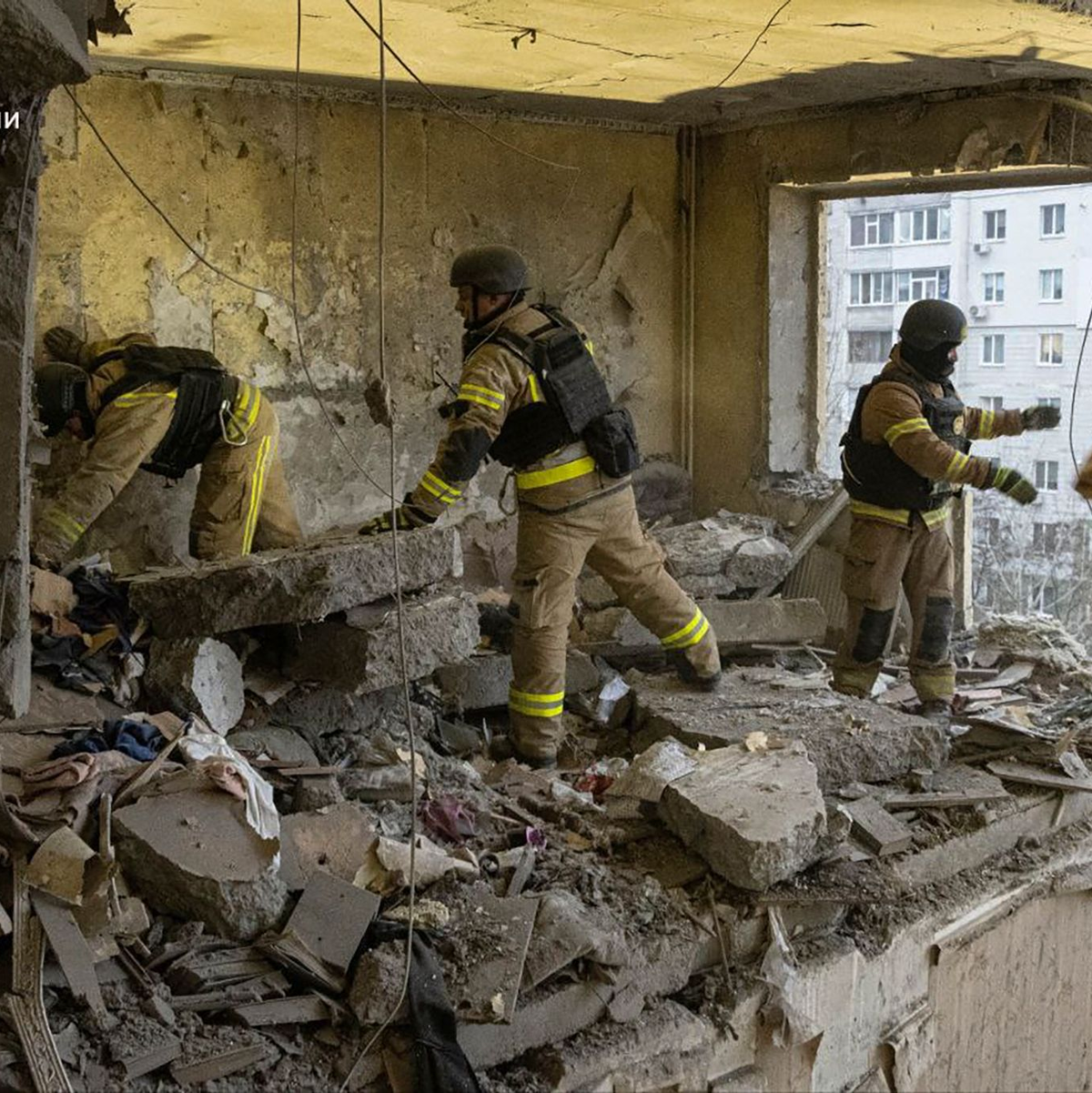 Nach dem russischen Drohnentreffer in Sumy werden mindestens neuen Tote gezählt.  - Foto: Uncredited/Ukrainian Emergency Service/AP/dpa