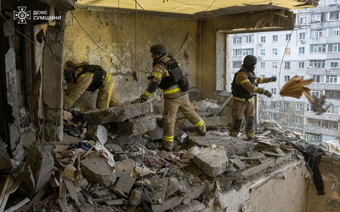 Nach dem russischen Drohnentreffer in Sumy werden mindestens neuen Tote gezählt.  - Foto: Uncredited/Ukrainian Emergency Service/AP/dpa