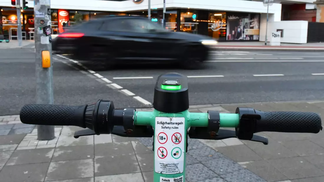 Unfälle werden häufig mit geliehenen E-Scootern verursacht. - Bild: Ella Wenzel/dpa