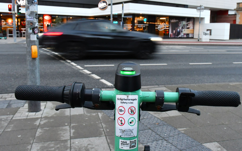 Unfälle werden häufig mit geliehenen E-Scootern verursacht. - Foto: Ella Wenzel/dpa