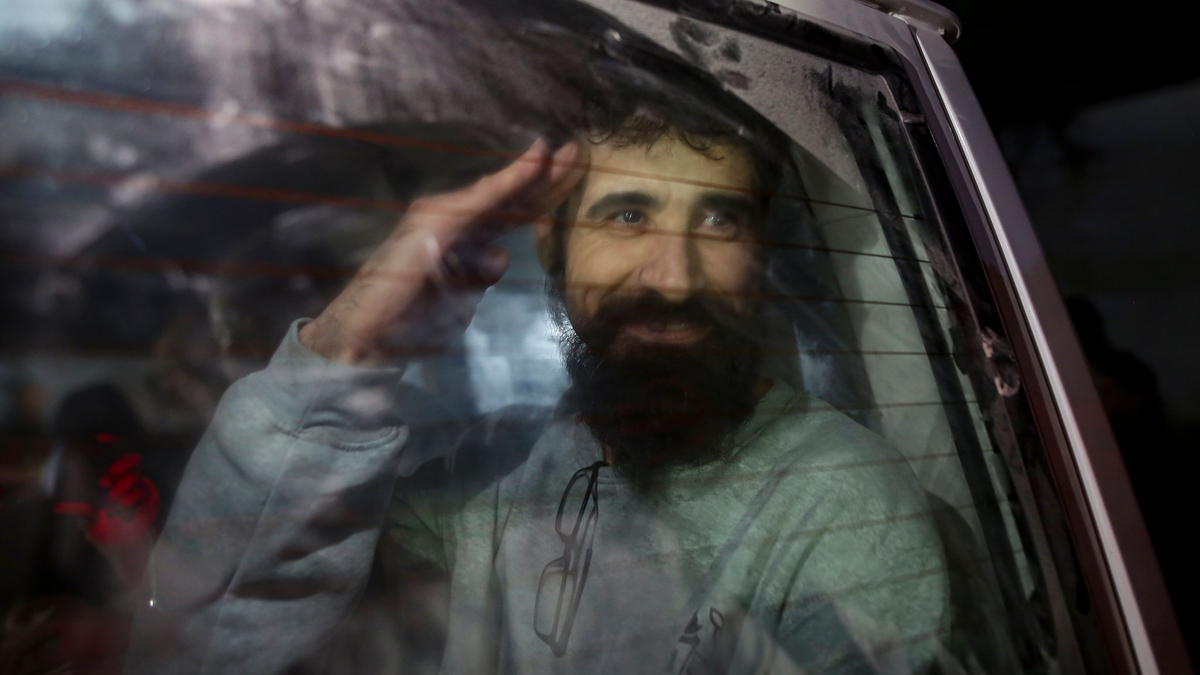 Israel ließ 110 Palästinenser im Austausch gegen Geiseln aus der Haft frei. Einige wurden nach Gaza gebracht.  - Foto: Jehad Alshrafi/AP/dpa