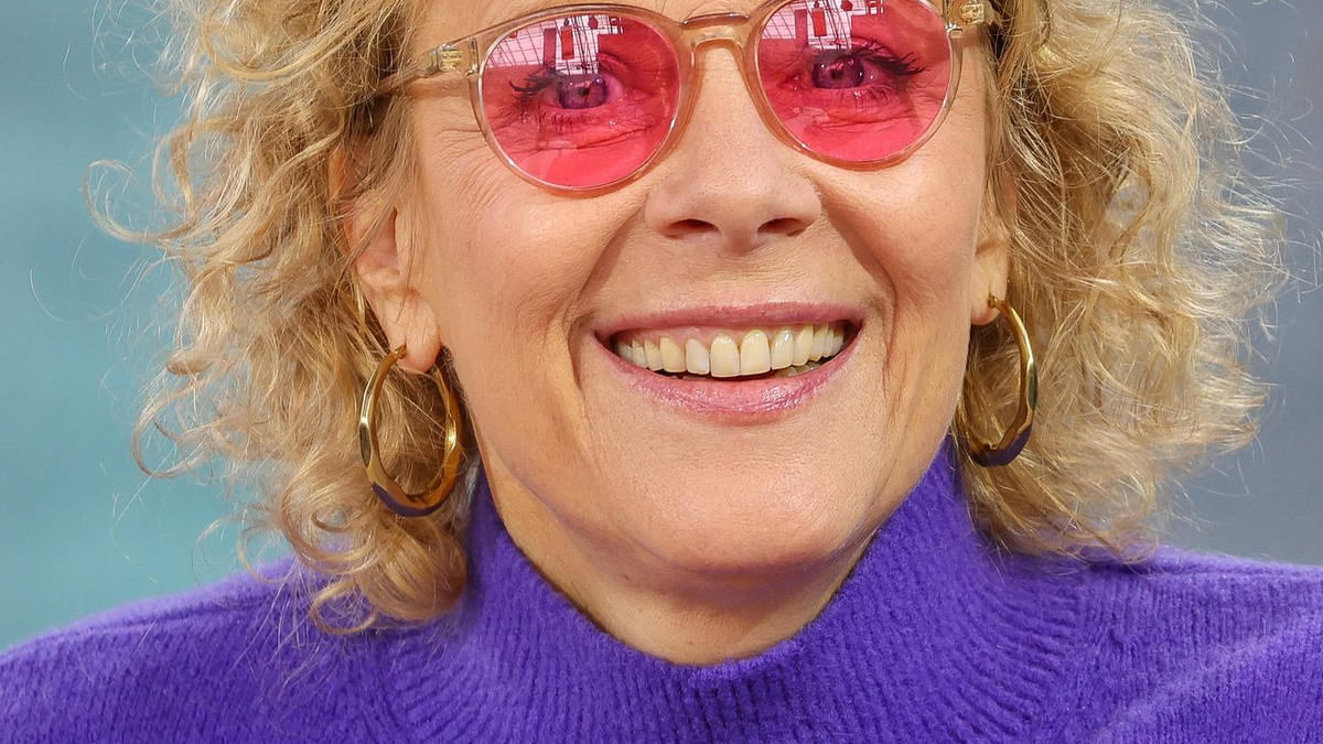 Schauspielerin Katja Riemann im vergangenen Jahr mit rosaroter Brille auf der Leipziger Buchmesse. Bei allgemeiner Krisenstimmung liegen bunte und optimistische Farben in diesem Jahr laut Augenoptik-Industrie besonders im Trend. (Archivbild) - Foto: Jan Woitas/dpa