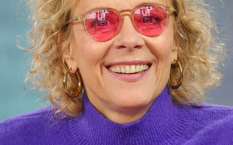 Schauspielerin Katja Riemann im vergangenen Jahr mit rosaroter Brille auf der Leipziger Buchmesse. Bei allgemeiner Krisenstimmung liegen bunte und optimistische Farben in diesem Jahr laut Augenoptik-Industrie besonders im Trend. (Archivbild) - Foto: Jan Woitas/dpa